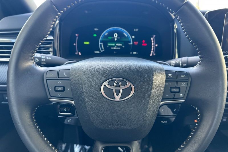 Toyota Camry Vehicle Full-screen Gallery Image 23