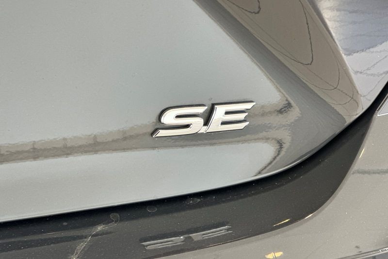 Toyota Camry Vehicle Full-screen Gallery Image 27