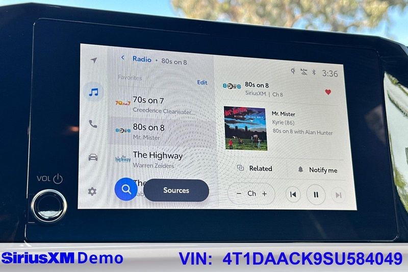 Toyota Camry Vehicle Full-screen Gallery Image 28