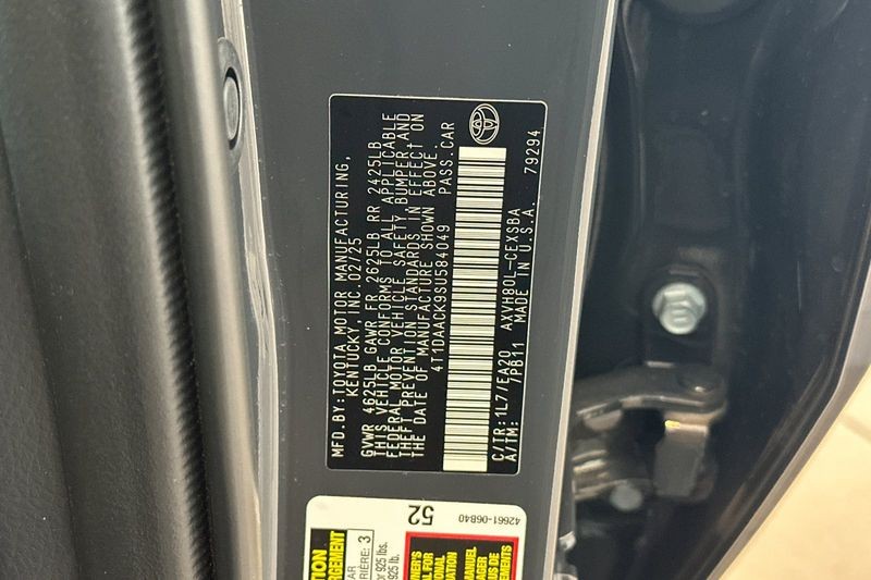 Toyota Camry Vehicle Full-screen Gallery Image 29