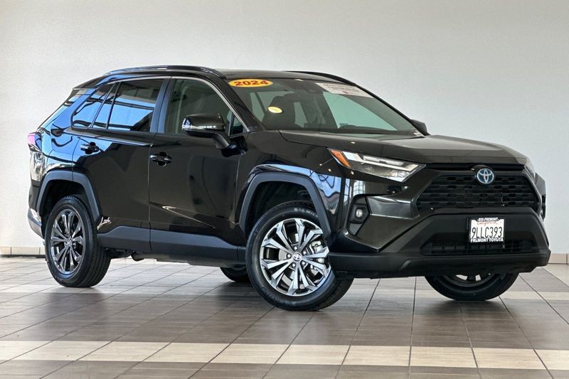 Toyota RAV4 Vehicle Full-screen Gallery Image 02