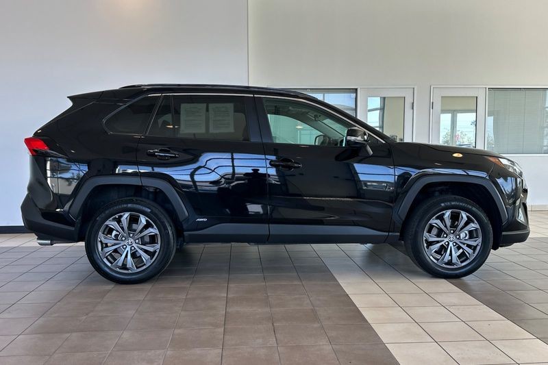 Toyota RAV4 Vehicle Full-screen Gallery Image 03