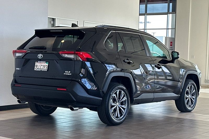 Toyota RAV4 Vehicle Full-screen Gallery Image 04