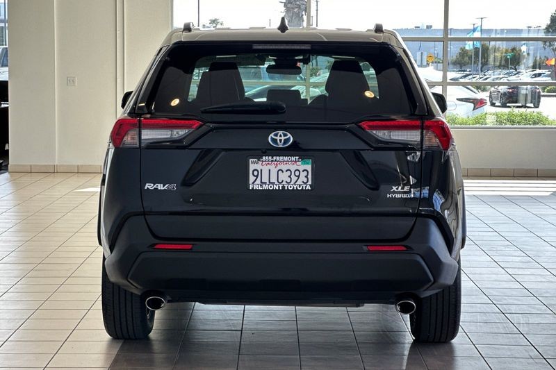 Toyota RAV4 Vehicle Full-screen Gallery Image 05