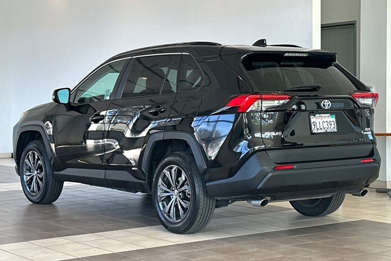 Toyota RAV4 Vehicle Full-screen Gallery Image 06