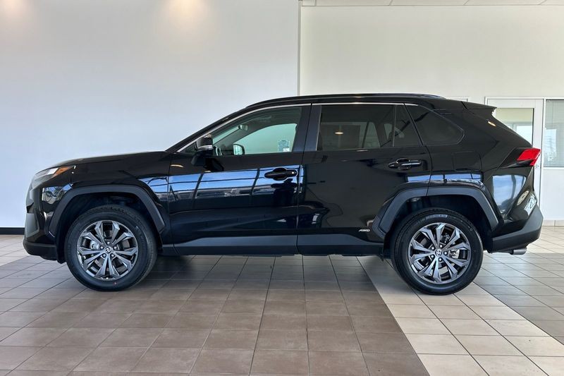 Toyota RAV4 Vehicle Full-screen Gallery Image 07