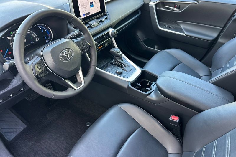 Toyota RAV4 Vehicle Full-screen Gallery Image 10