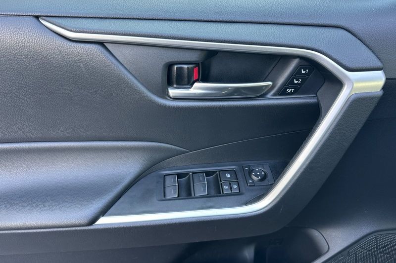 Toyota RAV4 Vehicle Full-screen Gallery Image 11