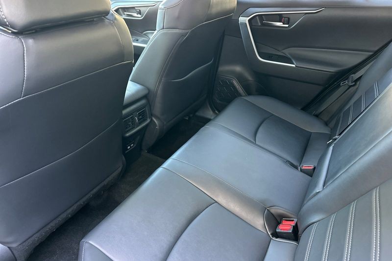 Toyota RAV4 Vehicle Full-screen Gallery Image 12