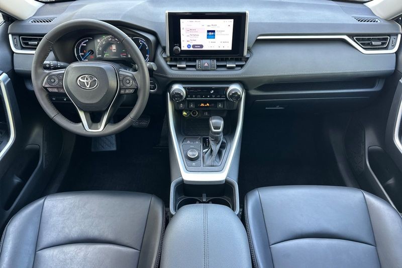 Toyota RAV4 Vehicle Full-screen Gallery Image 13