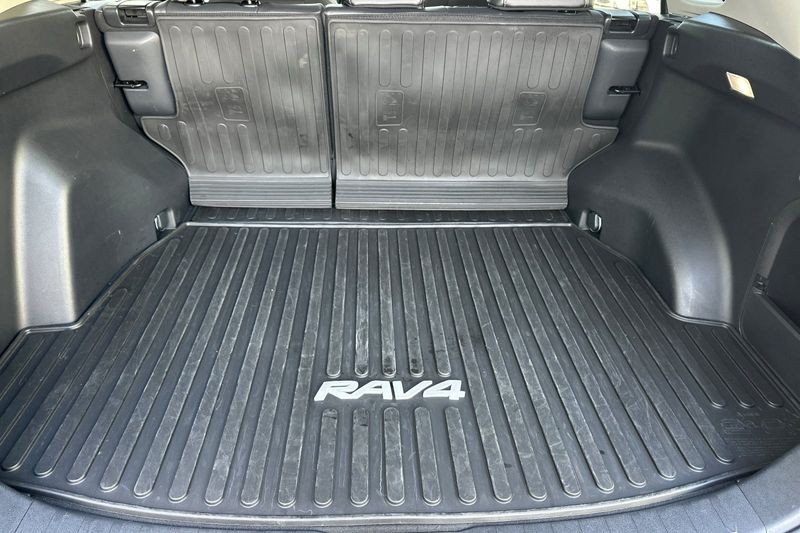 Toyota RAV4 Vehicle Full-screen Gallery Image 15