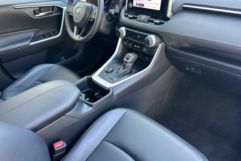 Toyota RAV4 Vehicle Full-screen Gallery Image 16