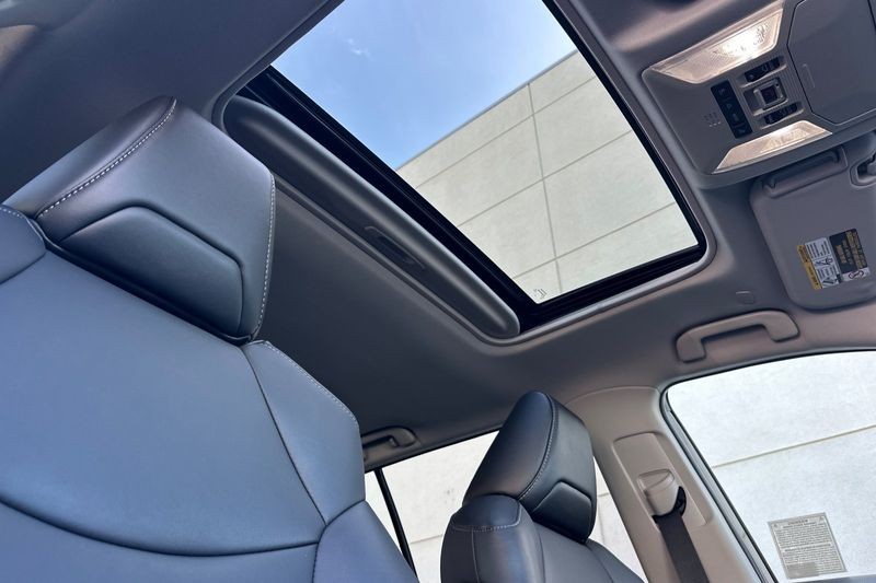 Toyota RAV4 Vehicle Full-screen Gallery Image 17