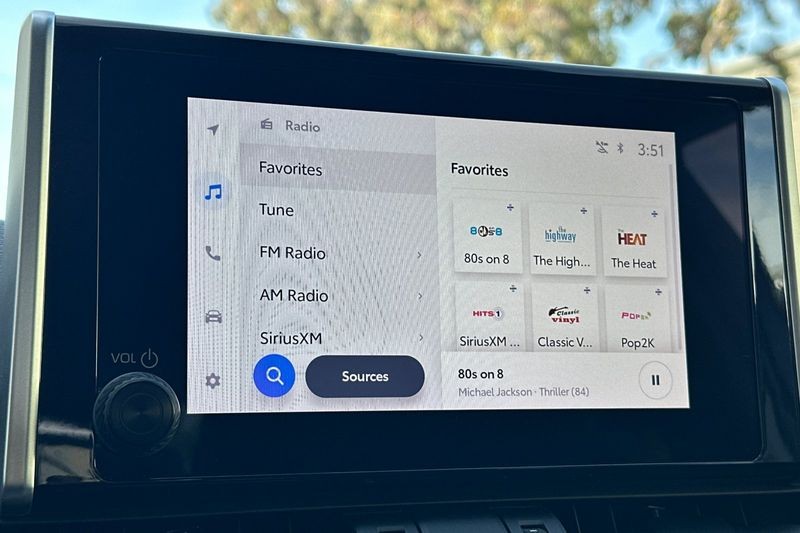 Toyota RAV4 Vehicle Full-screen Gallery Image 18