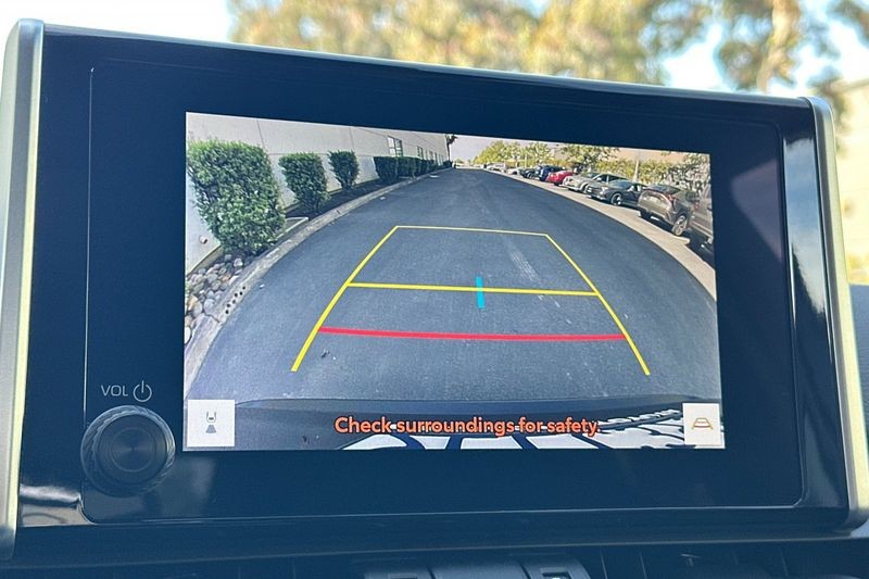 Toyota RAV4 Vehicle Full-screen Gallery Image 20