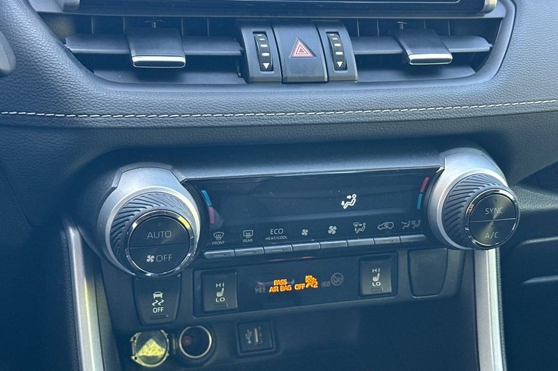 Toyota RAV4 Vehicle Full-screen Gallery Image 21