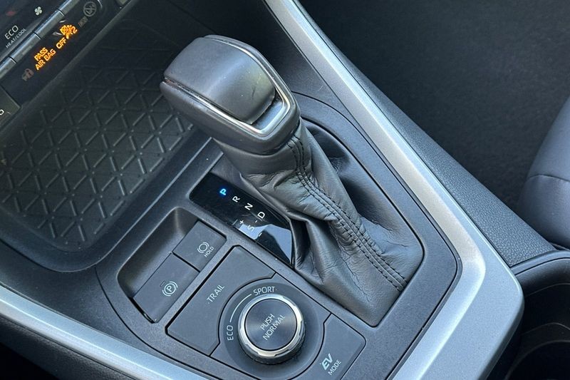 Toyota RAV4 Vehicle Full-screen Gallery Image 22