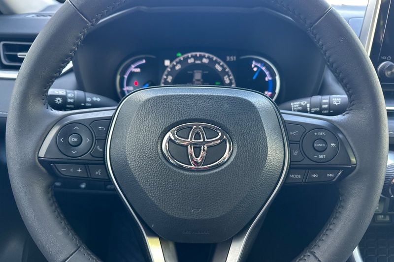 Toyota RAV4 Vehicle Full-screen Gallery Image 24
