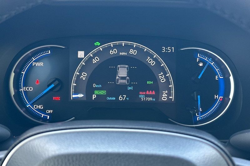 Toyota RAV4 Vehicle Full-screen Gallery Image 25