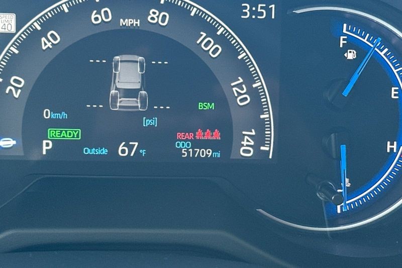 Toyota RAV4 Vehicle Full-screen Gallery Image 26