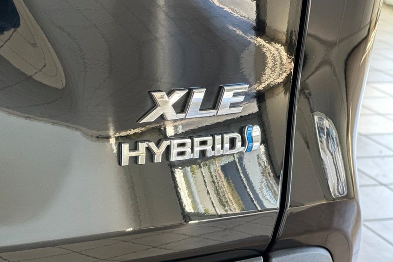 Toyota RAV4 Vehicle Full-screen Gallery Image 28