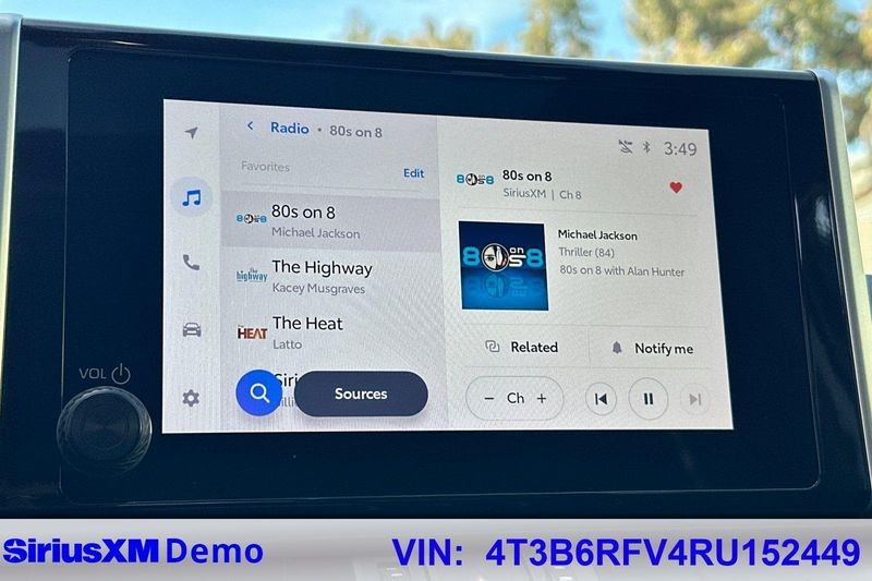 Toyota RAV4 Vehicle Full-screen Gallery Image 29