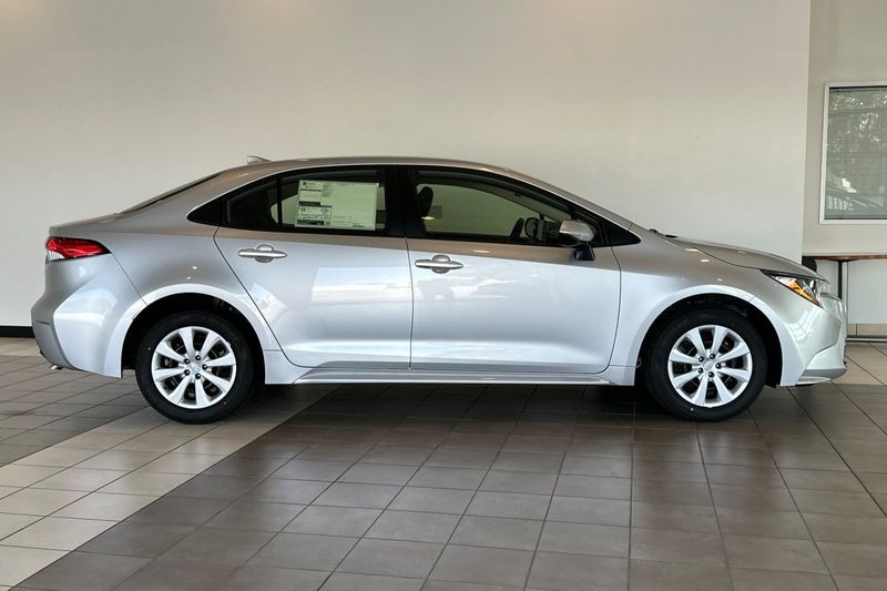 Toyota Corolla Vehicle Full-screen Gallery Image 04