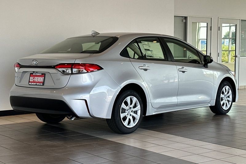 Toyota Corolla Vehicle Full-screen Gallery Image 05