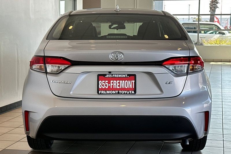 Toyota Corolla Vehicle Full-screen Gallery Image 06