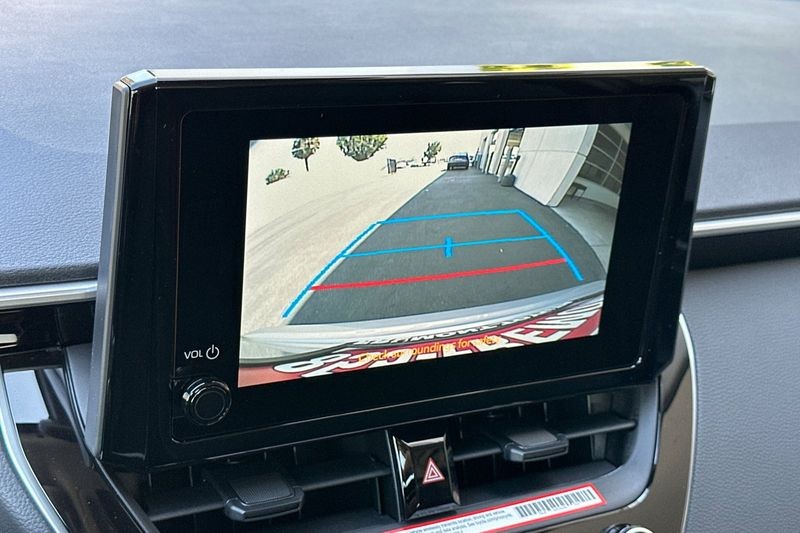 Toyota Corolla Vehicle Full-screen Gallery Image 16