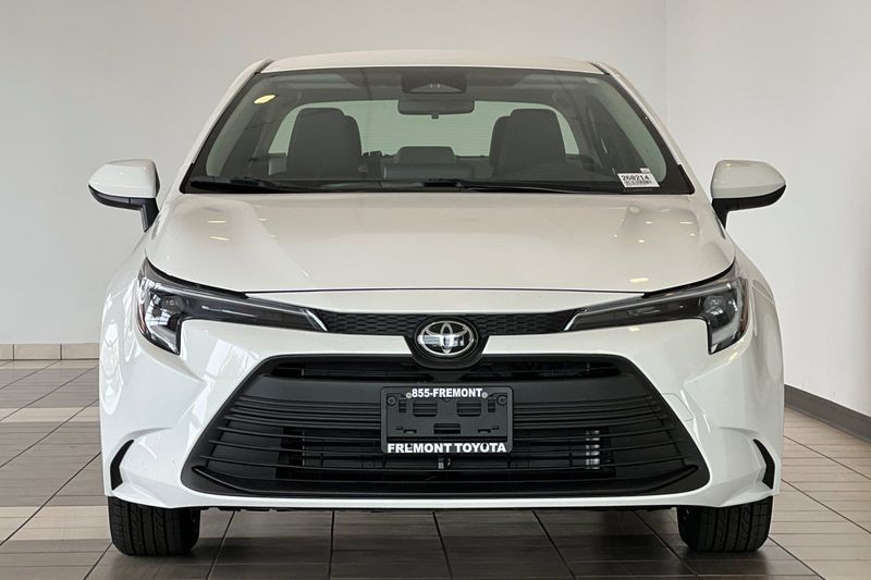 Toyota Corolla Hybrid Vehicle Full-screen Gallery Image 03