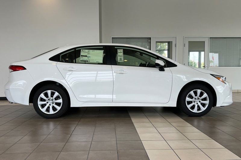 Toyota Corolla Hybrid Vehicle Full-screen Gallery Image 04