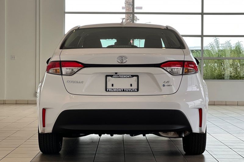 Toyota Corolla Hybrid Vehicle Full-screen Gallery Image 06