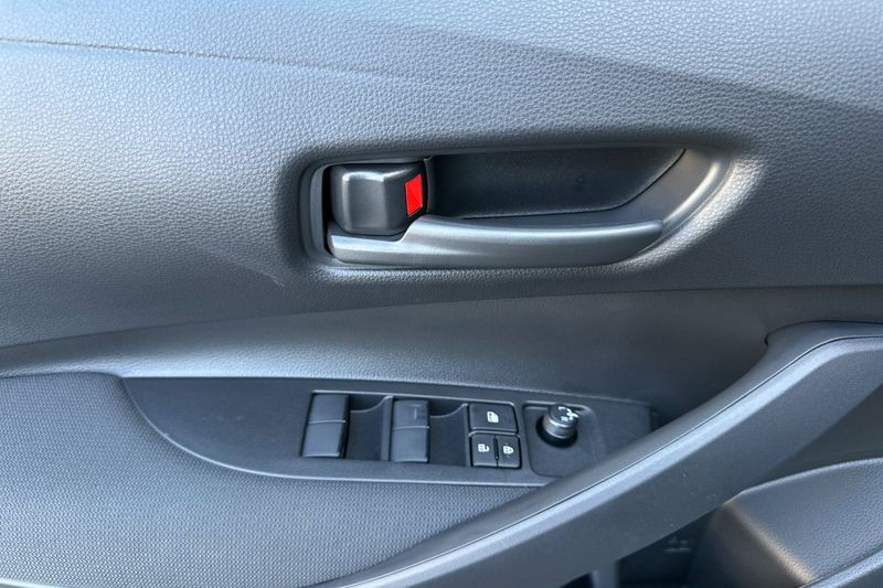 Toyota Corolla Hybrid Vehicle Full-screen Gallery Image 09