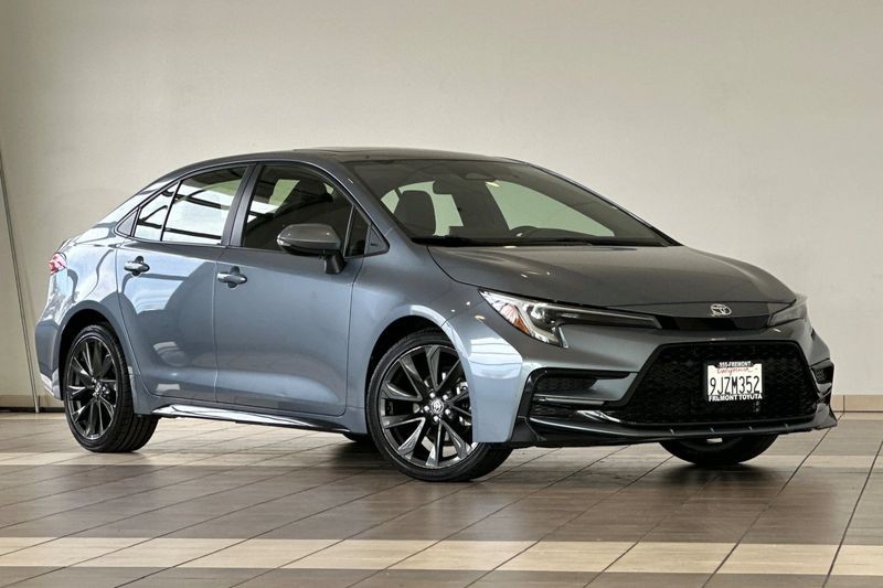 Toyota Corolla Vehicle Full-screen Gallery Image 02