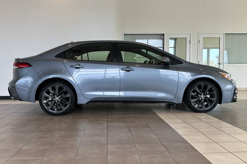 Toyota Corolla Vehicle Full-screen Gallery Image 03