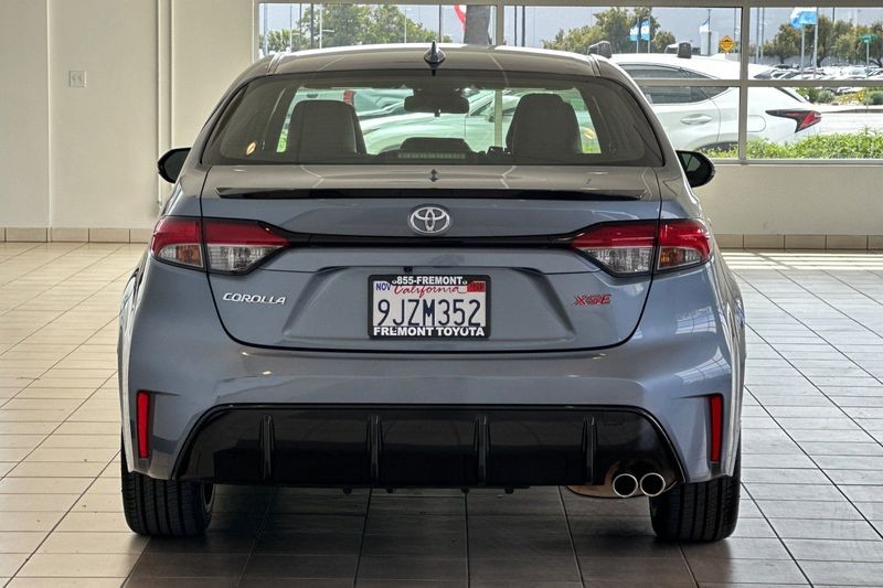 Toyota Corolla Vehicle Full-screen Gallery Image 05