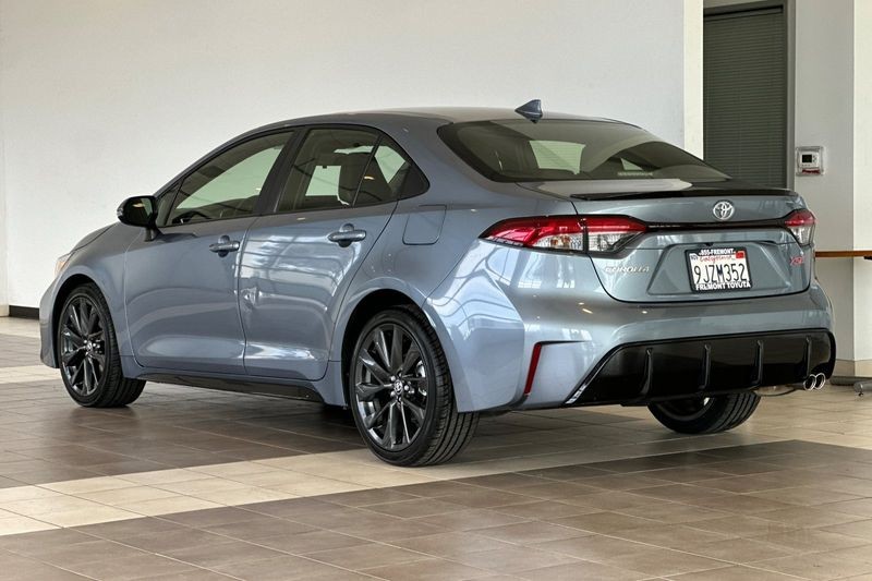 Toyota Corolla Vehicle Full-screen Gallery Image 06