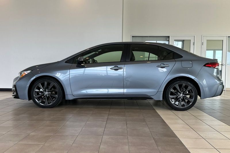 Toyota Corolla Vehicle Full-screen Gallery Image 07