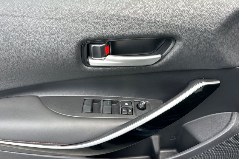 Toyota Corolla Vehicle Full-screen Gallery Image 11