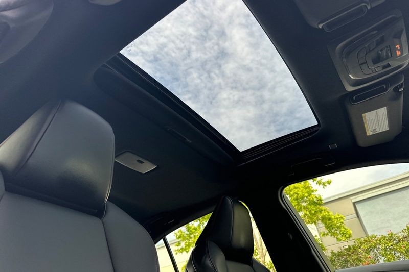 Toyota Corolla Vehicle Full-screen Gallery Image 16