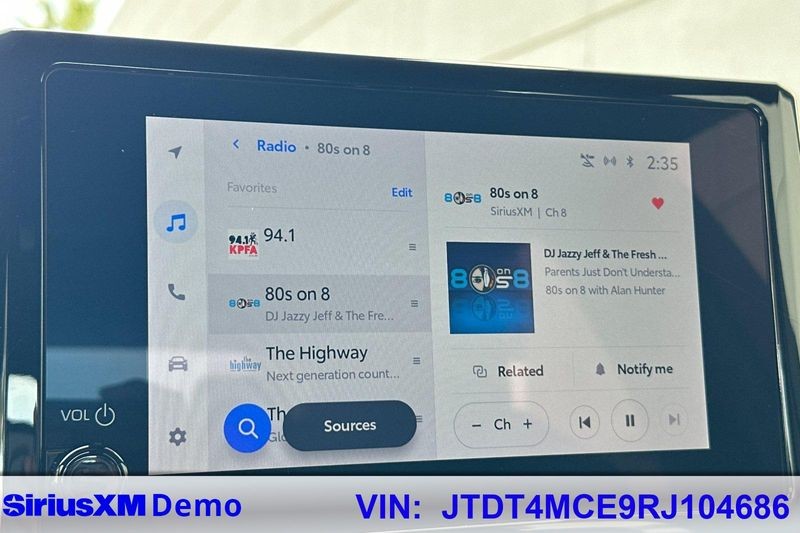 Toyota Corolla Vehicle Full-screen Gallery Image 28
