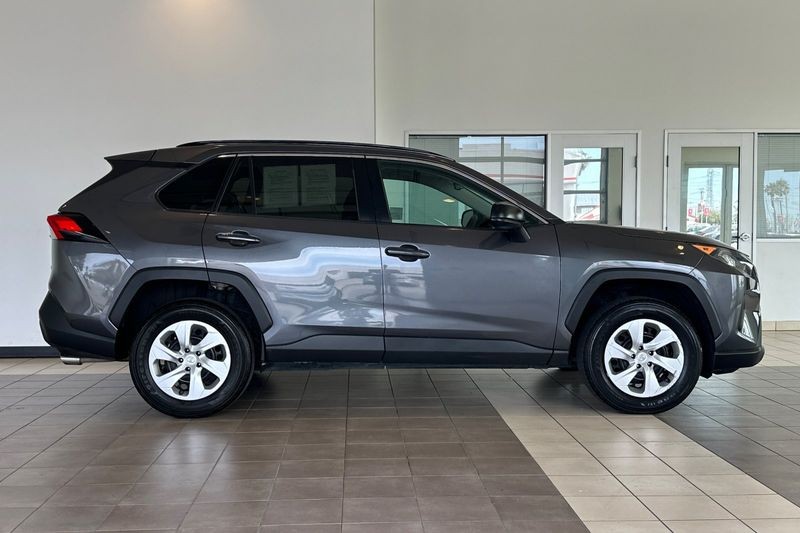 Toyota RAV4 Vehicle Full-screen Gallery Image 03