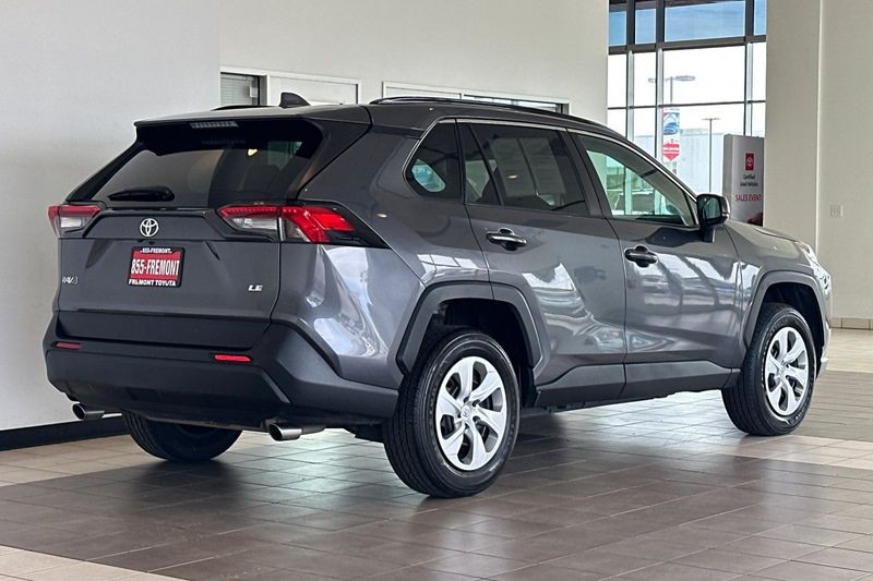 Toyota RAV4 Vehicle Full-screen Gallery Image 04