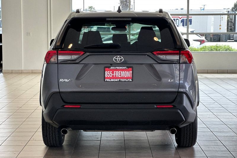 Toyota RAV4 Vehicle Full-screen Gallery Image 05