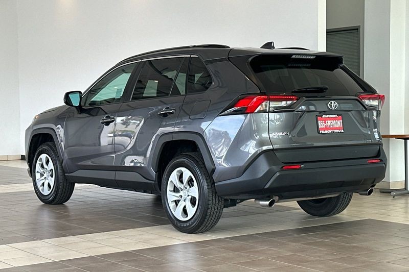 Toyota RAV4 Vehicle Full-screen Gallery Image 06