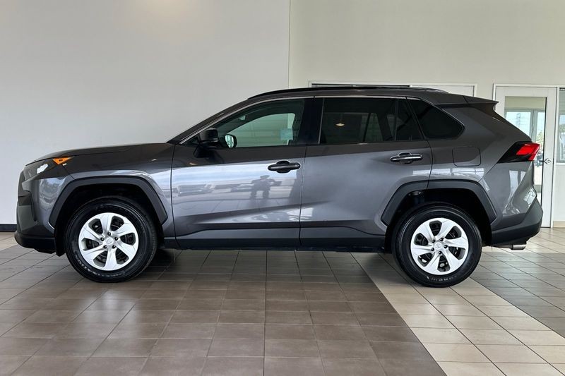 Toyota RAV4 Vehicle Full-screen Gallery Image 07