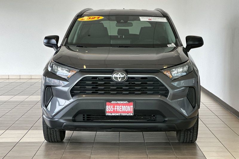 Toyota RAV4 Vehicle Full-screen Gallery Image 09