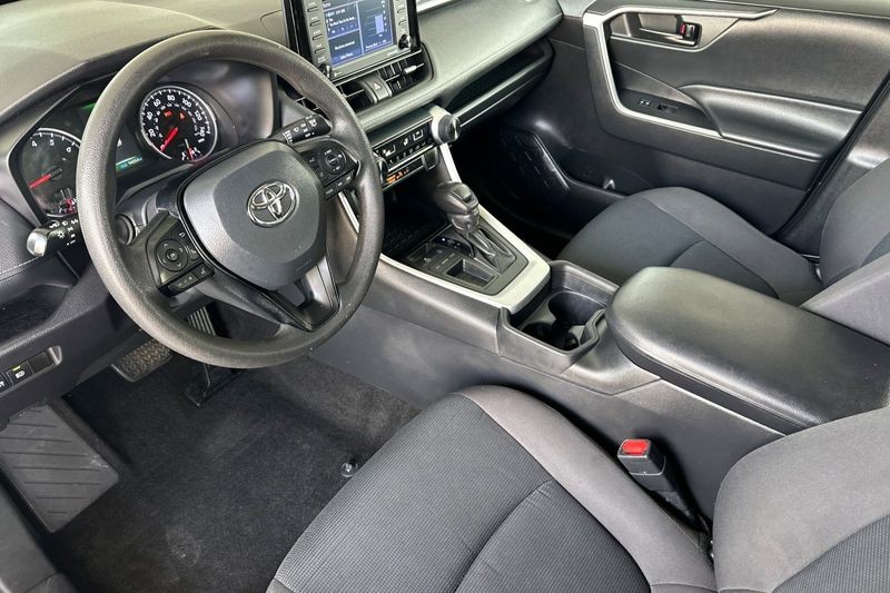 Toyota RAV4 Vehicle Full-screen Gallery Image 10