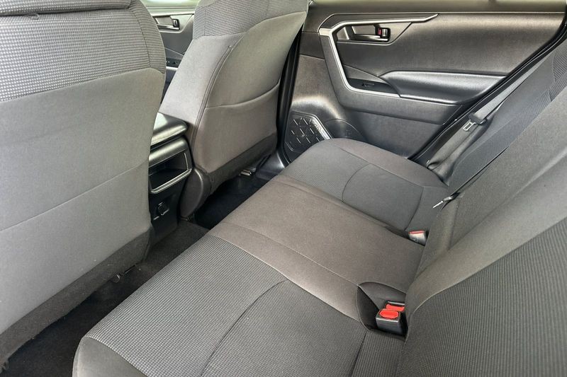 Toyota RAV4 Vehicle Full-screen Gallery Image 12